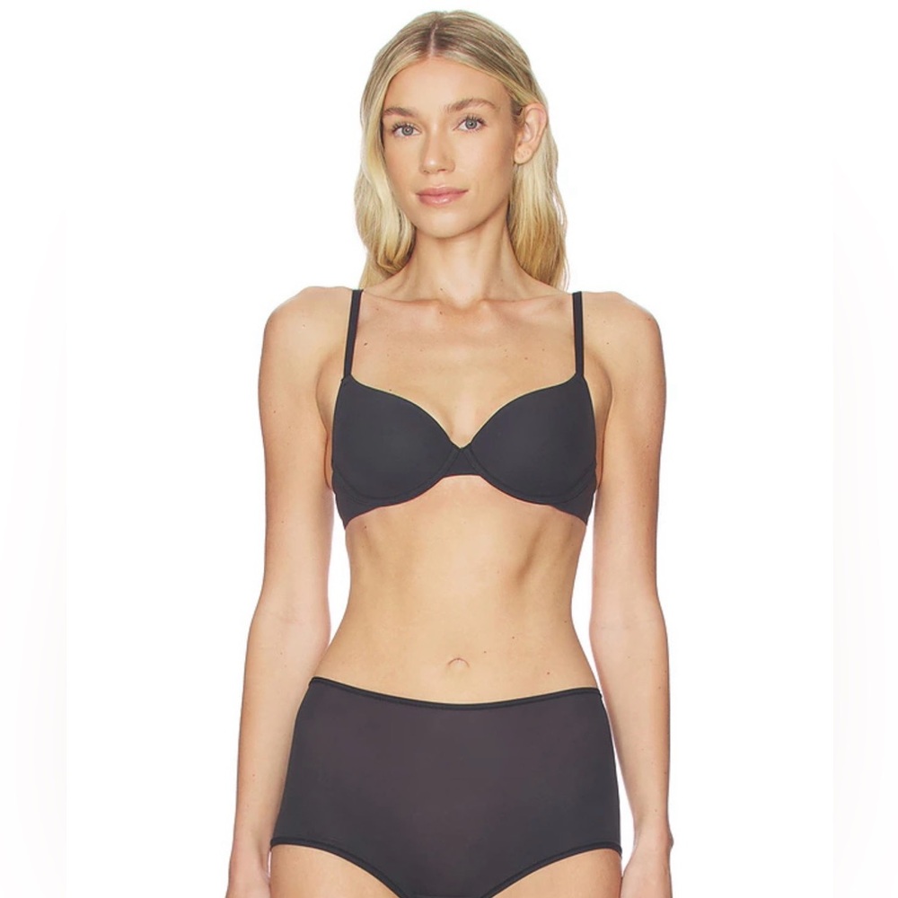 SKIMS fits everybody T-shirt bra